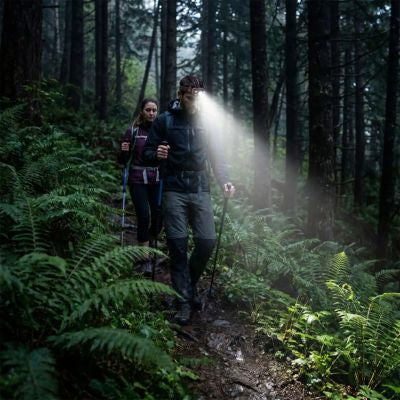 lampe-frontale-trail-randonnee-foret-crepuscule